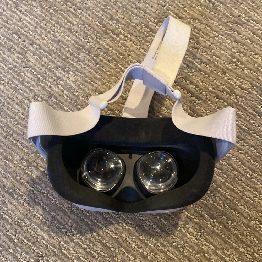 Oculus QUEST 2 64gb -great condition -charging cable and glasses spacer missing
